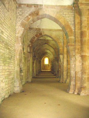 Basilique Sante-Madelein, side hall.